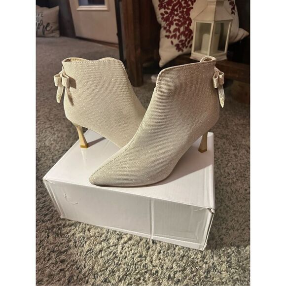 Beautiful sparkling pointed toe with Bow detail on back  zip up booties - Picture 13 of 16